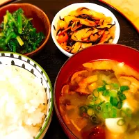 Snapdishの料理写真:#みそ汁とごはん  #みそ汁大作戦 #ひじきの煮物 #ほうれん草の胡麻和え #美味しいごはん|かやまきさん