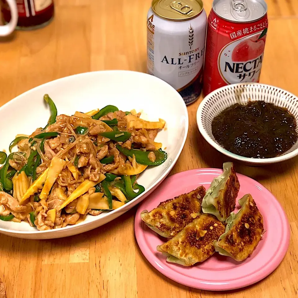 アルコールはニガテ😭
青椒肉絲ともずく酢、パクチー餃子。  #料理おやじ  #料理男子|けんたろうさん