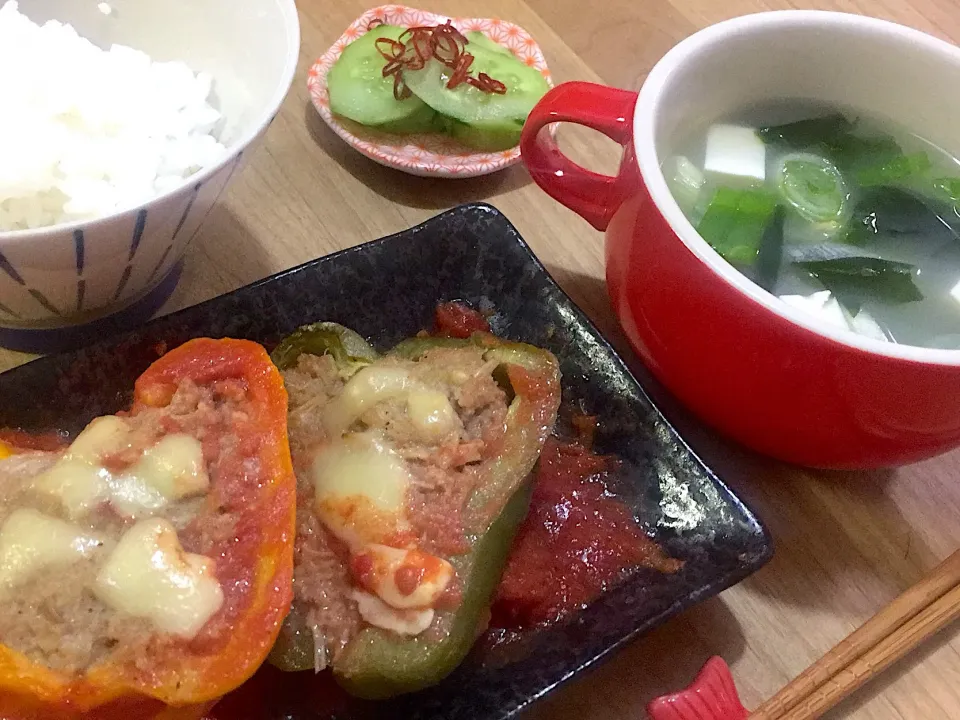 えのき入りパプリカの肉詰め
長ネギの味噌汁  
きゅうりの和物|たりさん