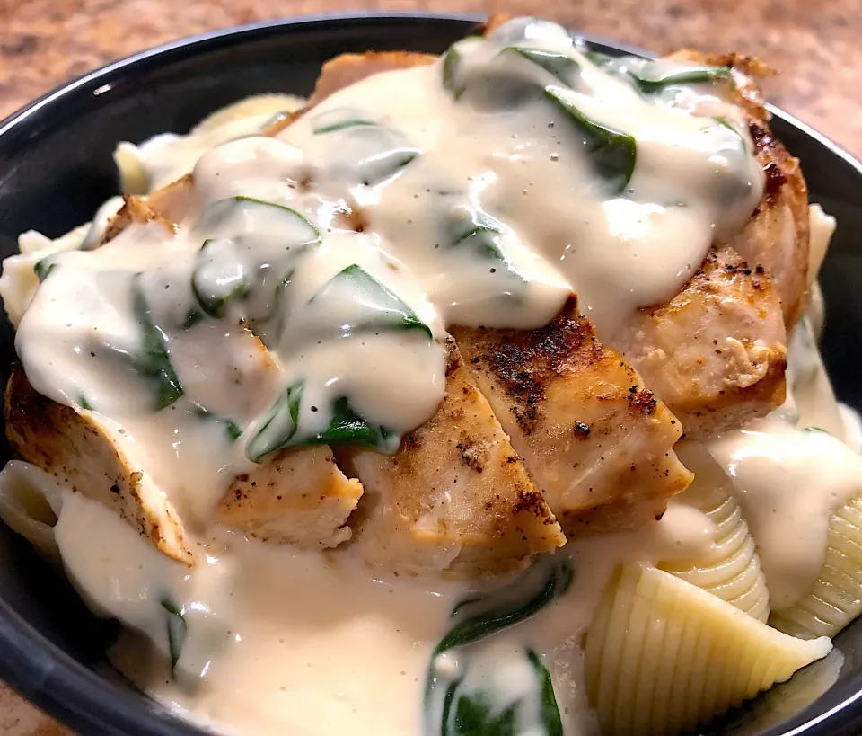 Spinach Pasta Alfredo with Grilled Garlic Chicken|Ostone31さん