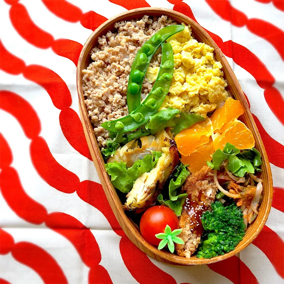 Snapdishの料理写真:曲げわっぱ弁当 ♪
そぼろ丼  鯖の塩焼き 他|papillonloveさん