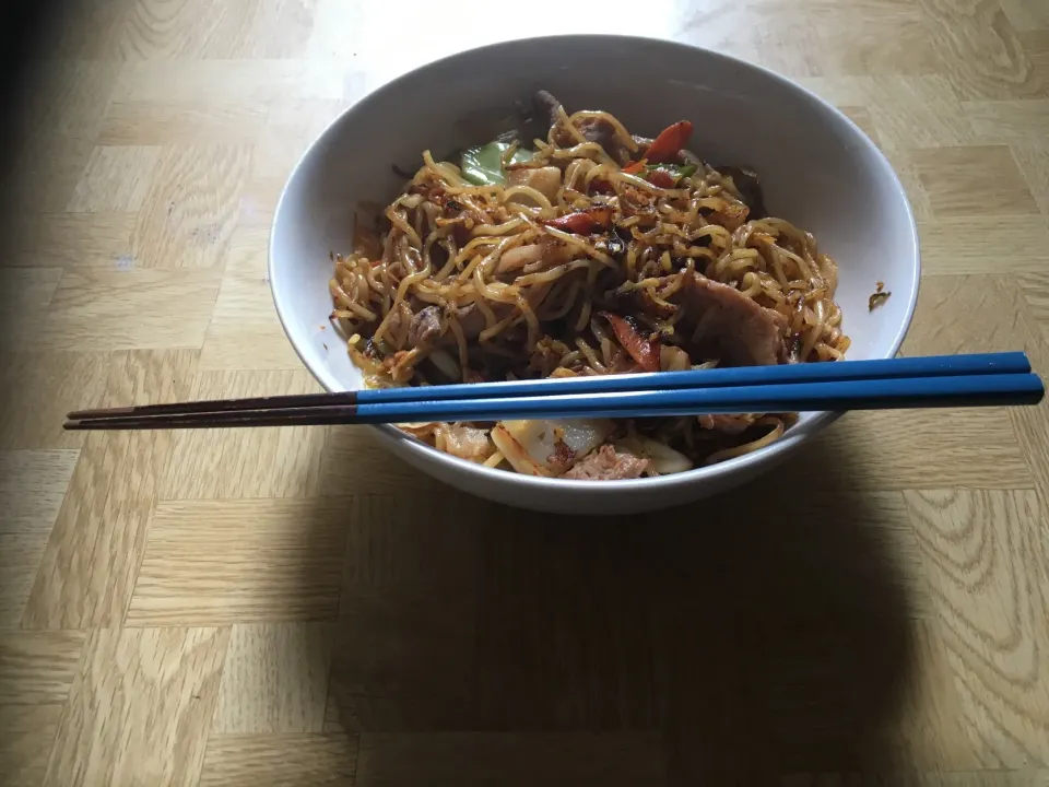 夜勤明け小包装焼きそばでピリ辛中華風にしました|Tarou  Masayukiさん