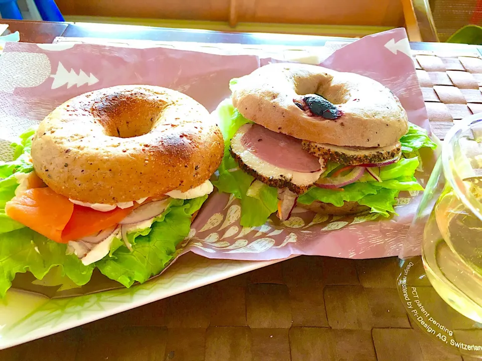 10穀ベーグル（クリームチーズ&スモークサーモン）とブルーベリーベーグル（合鴨パストラミ）10 grain bagels (cream cheese & smoked salmon) and blueberry bagels (duck pastrami)|Flowerさん