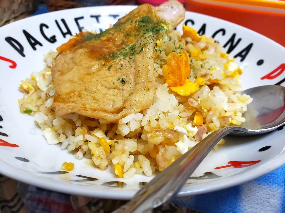 Snapdishの料理写真:チャーハン　焼き肉のっけ♥️|さよさん