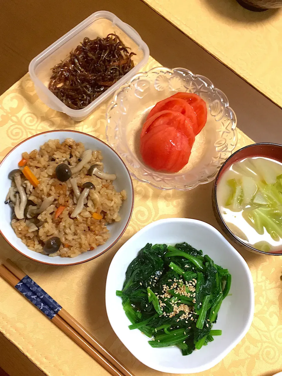 きのこの炊き込みご飯♪ほうれん草のお浸し♪春キャベツと大根の味噌汁♪トマト♪イカナゴのくぎ煮♪|ちぃさん