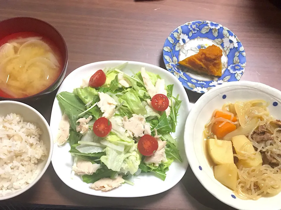 サラダチキンの水菜サラダ 肉じゃが かぼちゃの煮物 新玉ねぎの味噌汁|おさむん17さん