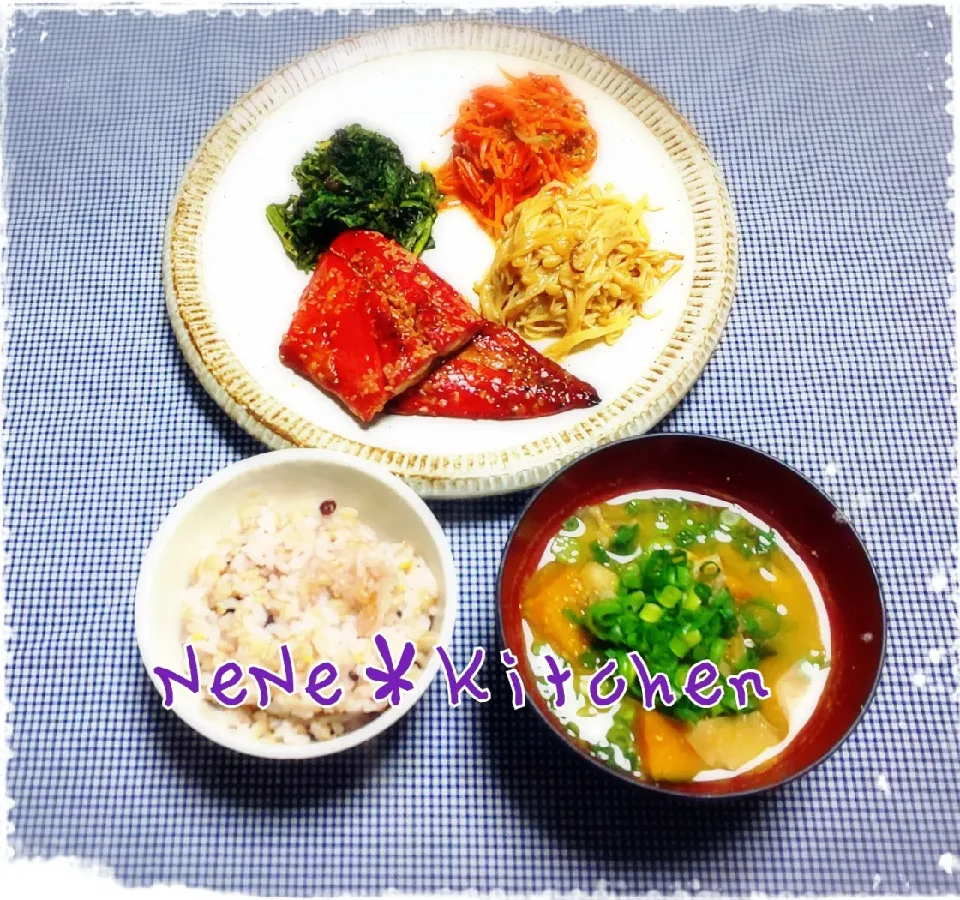 鯖みりん焼き♡
春菊の胡麻よごし☆
人参のハニマスラペ♪︎
エノキのバタポン酢炒め☆|ねねさん