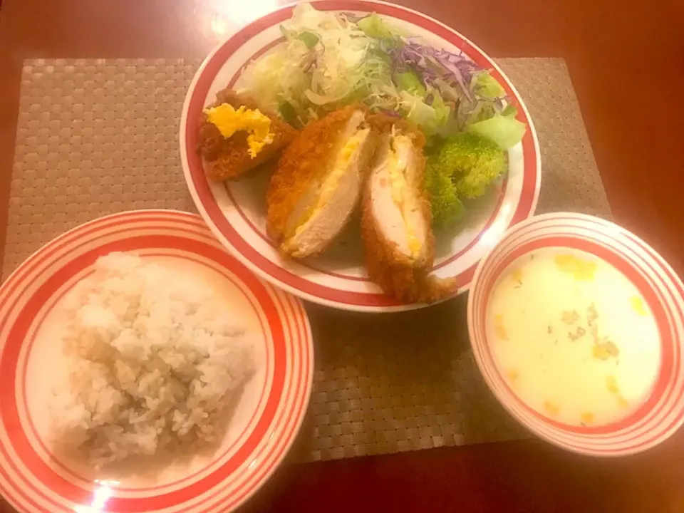 Today's Dinner🍴粒たっぷりｺｰﾝﾎﾟﾀｰｼﾞｭ･ﾀﾙﾀﾙﾁｰｽﾞﾁｷﾝｶﾂ&ｻﾗﾀﾞ･もち麦飯|🌈Ami🍻さん