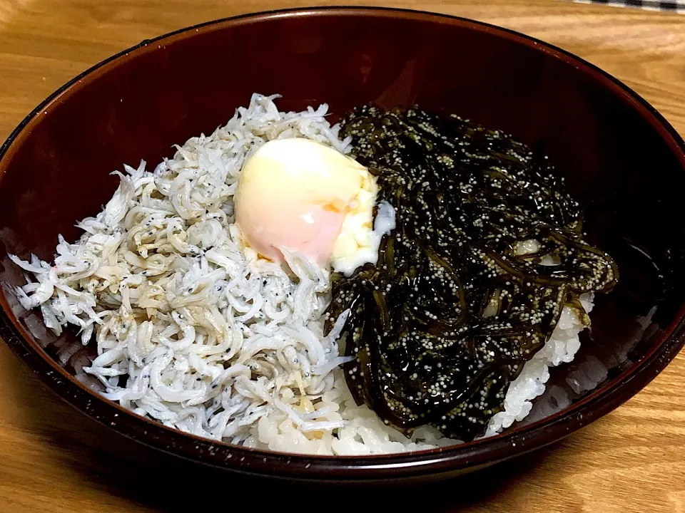 Snapdishの料理写真:温玉のせしらす子持ち昆布丼|まぁたんさん