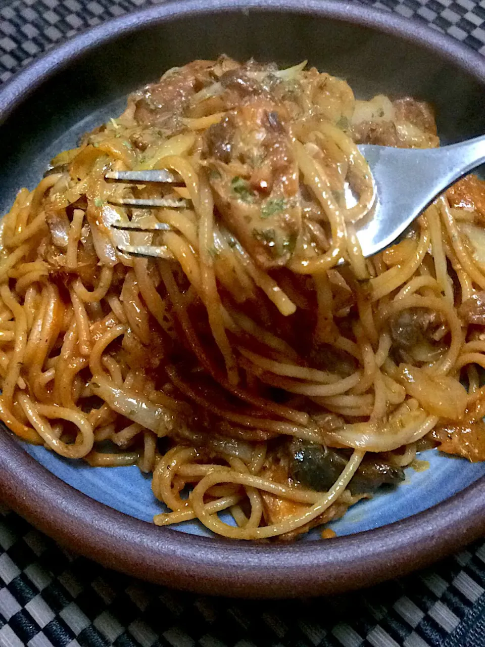 お得意の鯖味噌缶とトマトソースのパスタ（食物繊維入り）🥫|ま〜てぃんさん