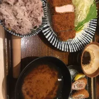 Snapdishの料理写真:ロースカツ定食に梅しそ巻き、ご飯は十五穀米大盛り|うえのぶさん