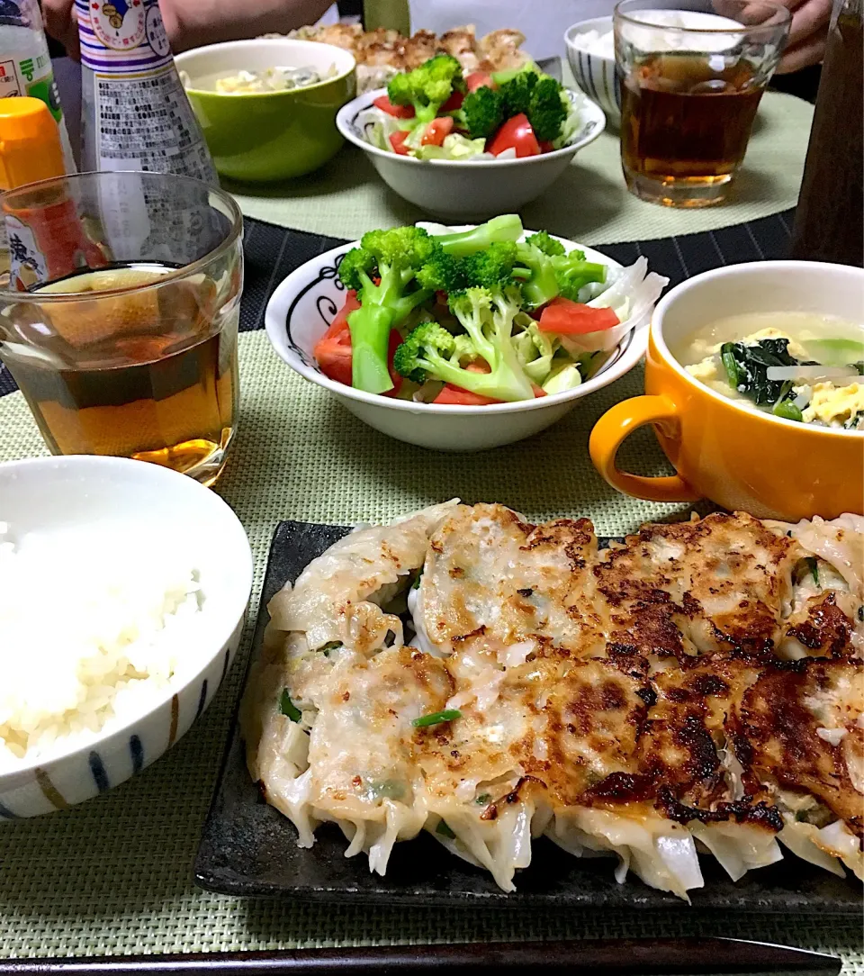 Snapdishの料理写真:・白菜たっぷり餃子 ・ほうれん草ともやしの中華スープ ・ブロッコリーとトマトのサラダ|ちぐあささん