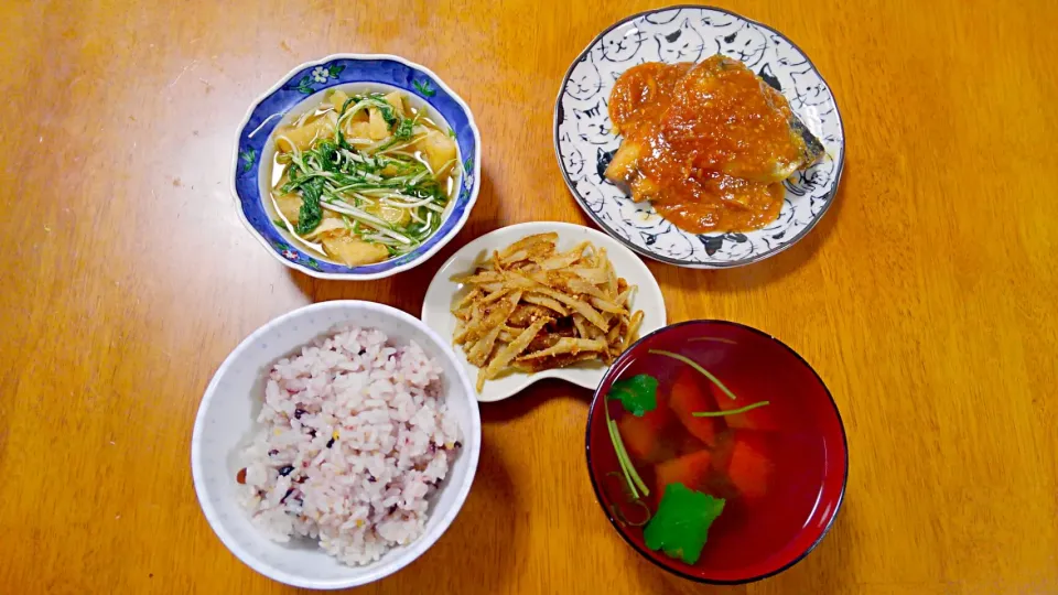 ３月７日　鯖の味噌煮　水菜と油揚げのさっと煮　さっぱりごぼう　にんじんと三つ葉のお吸い物|いもこ。さん