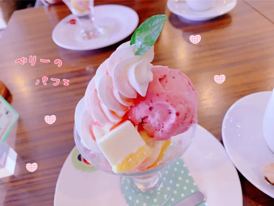 ベリーのパフェ🍨🍓✨|nacchan♪さん