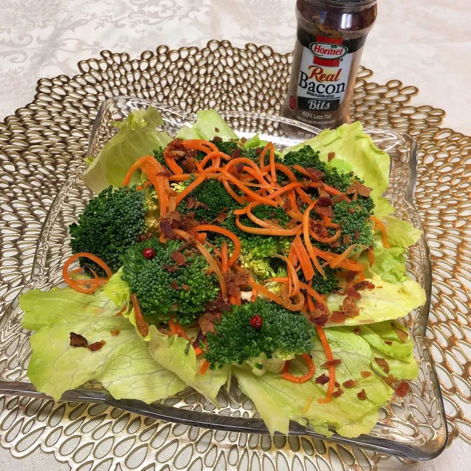 Snapdishの料理写真:ブロッコリー🥦人参🥕ベーコンビッツサラダ🥗|henryさん