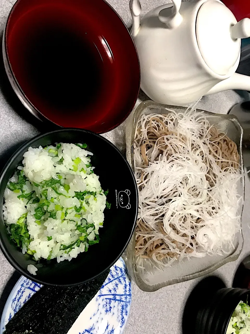 あればあるだけ食べちゃうシリーズですね、蕎麦。  #夕飯 大根十割蕎麦、出汁強めつゆ、大根葉混ぜご飯、蕎麦湯|ms903さん