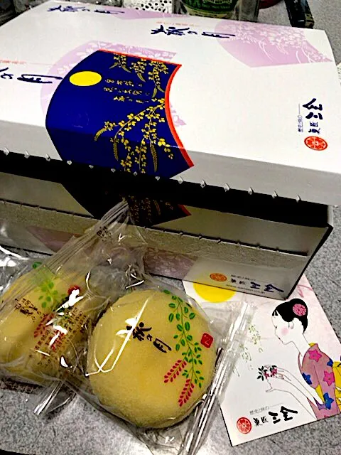 こちらもあればあるだけ食べちゃうシリーズですね、萩の月。  #夜おやつ  いっただっきまーーす♪|ms903さん