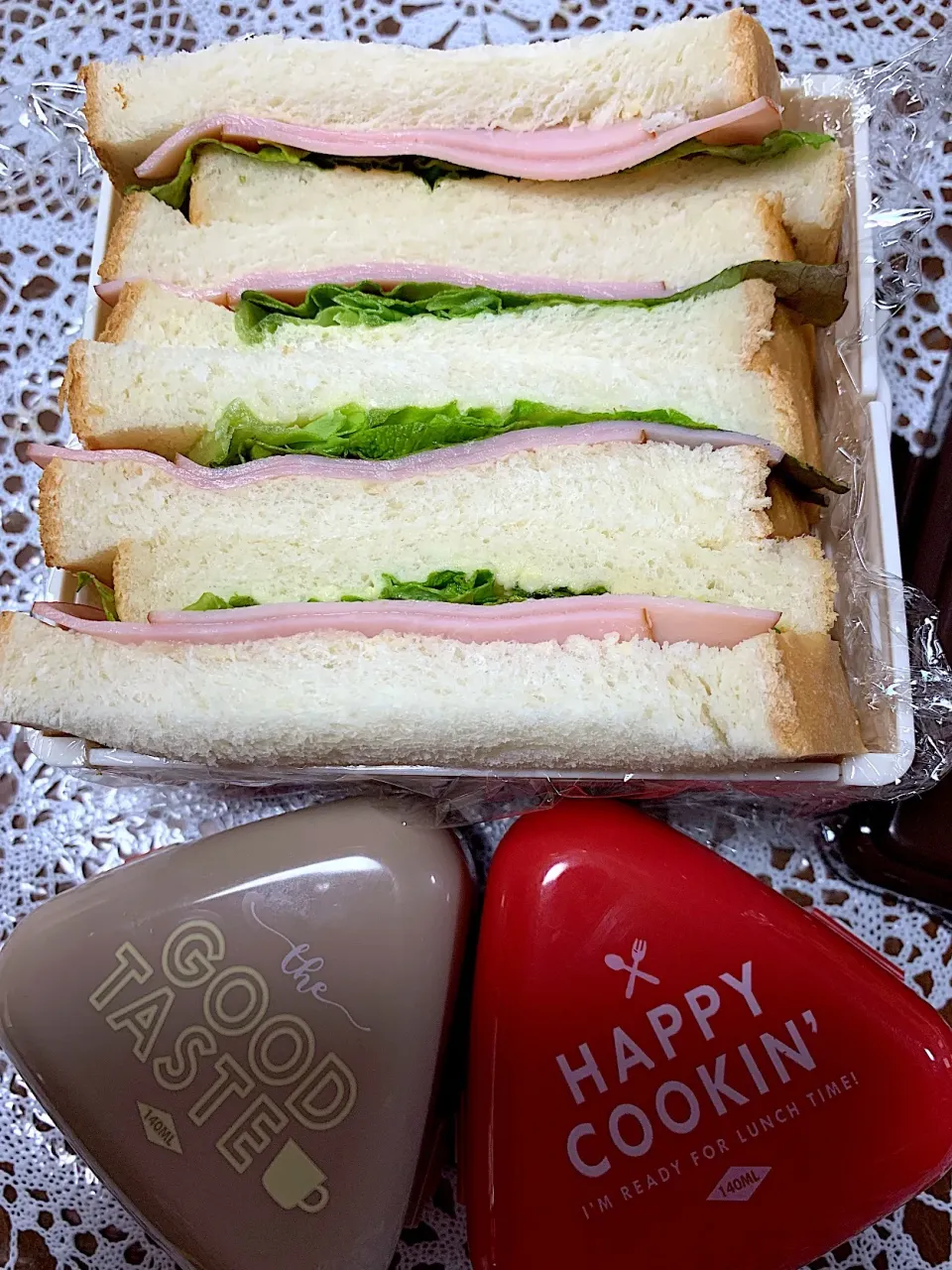 Snapdishの料理写真:息子のバイト弁当🥪&旦那さんおにぎり🍙3/20|iguigupopさん