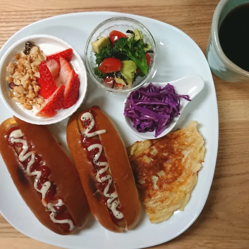 朝食
☆ウィンナー・玉子・チーズのホットドッグ
☆紫キャベツのマリネ
☆アボカド・トマト・ブロッコリーのサラダ
☆じゃがいものチーズガレット
☆苺入フルグラヨーグルト|まりさん