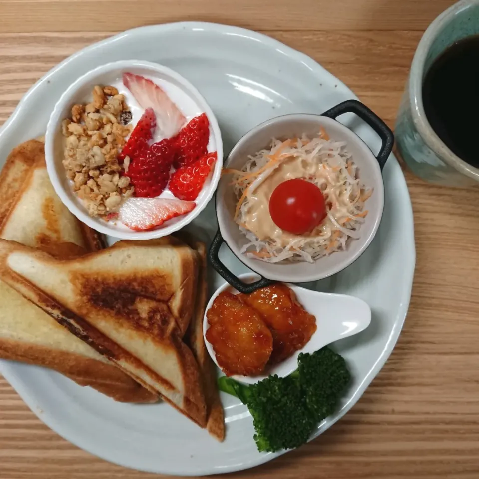 Snapdishの料理写真:朝食
☆肉そぼろ＆チーズ
☆ドンキ風サラダ
☆エビチリ
☆ブロッコリー
☆苺入りフルグラヨーグルト
．|まりさん