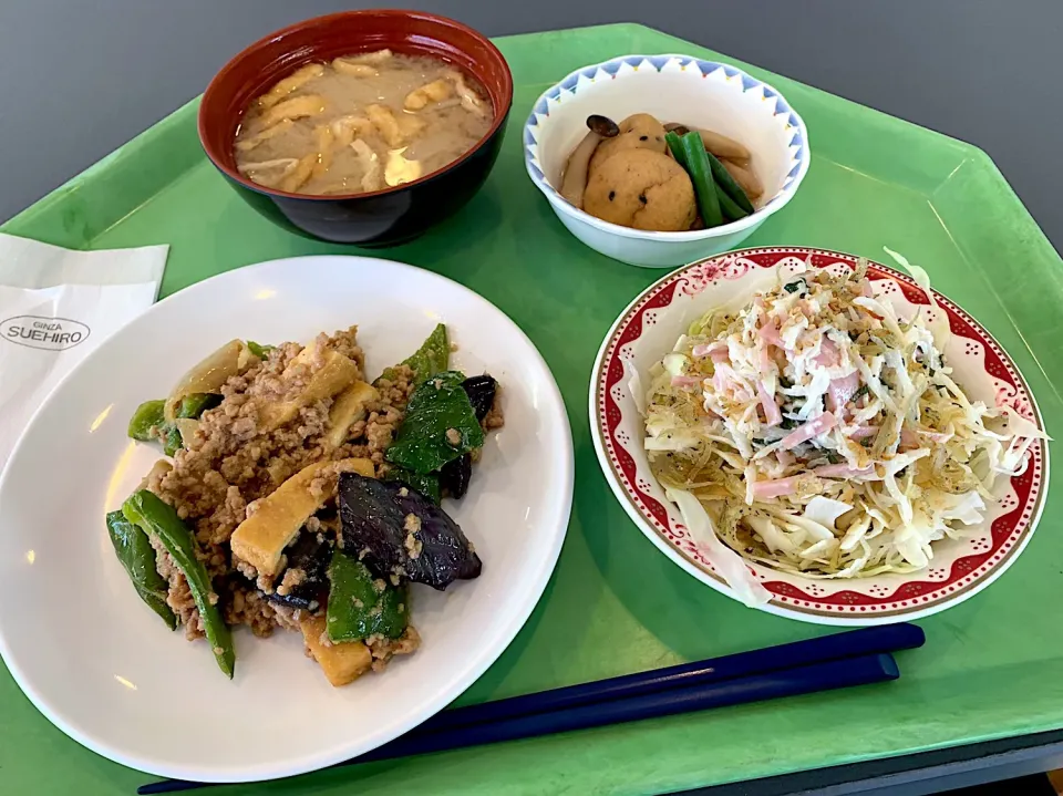 ピーマンと挽肉のごま味噌炒め、がんもとしめじの煮付、しらすとシソ大根サラダ、味噌汁|Tadahiko Watanabeさん