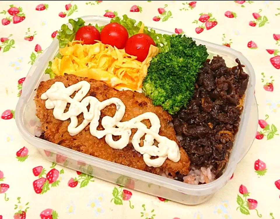 白身魚フライ&牛しぐれ煮のっけ弁当♥️|みちゅあしさん