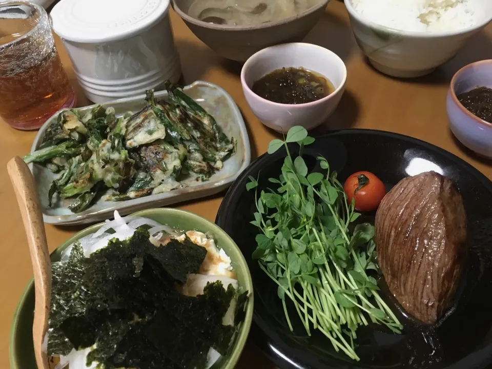 和牛モモのステーキ
にらまんじゅう
わさびもずく酢
茄子のお味噌汁
オニスラ温やっこ〜海苔とアマ二油で。|さくたえさん