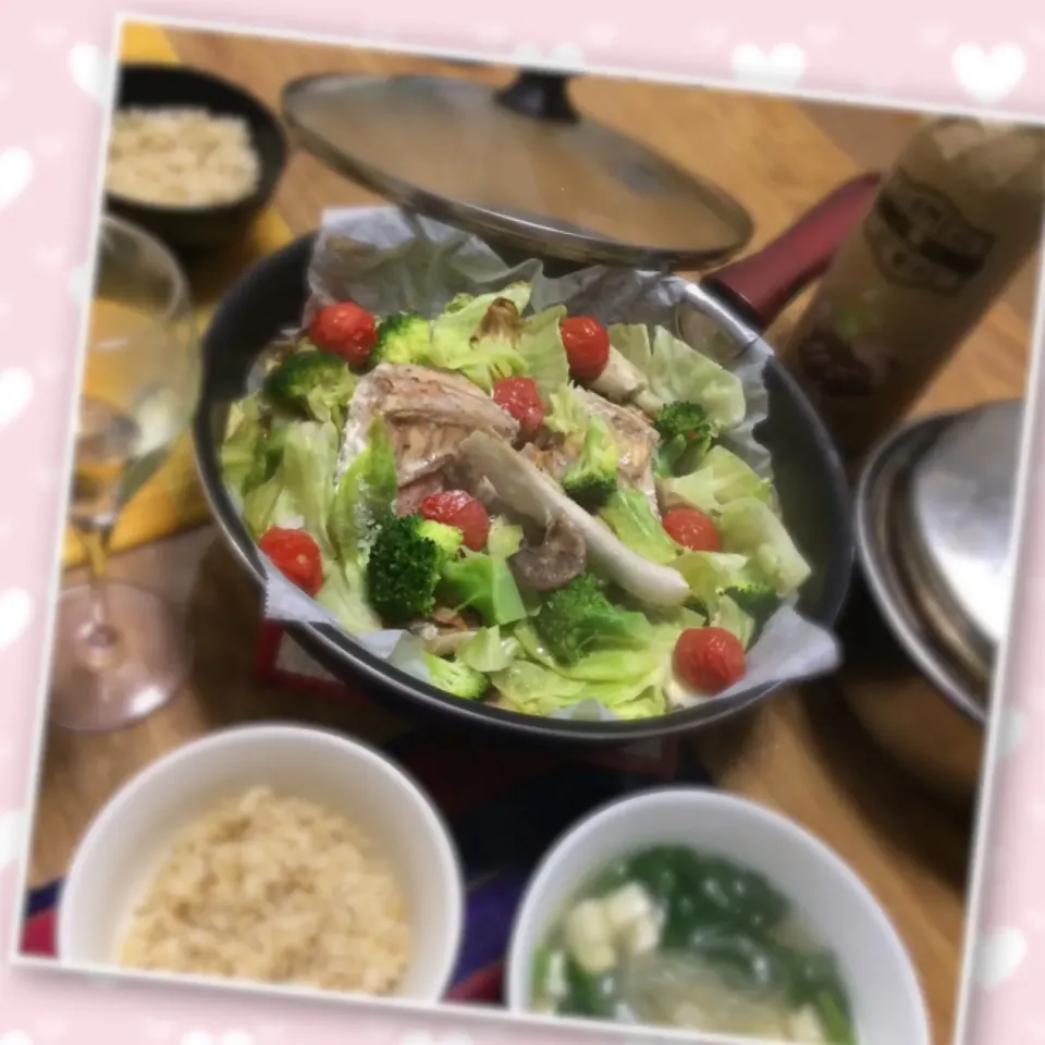 Snapdishの料理写真:2019/03/20 記念日 鮭と野菜のぎゅうぎゅう焼き、ほうれん草と春雨と豆腐のスープ|kykyさん