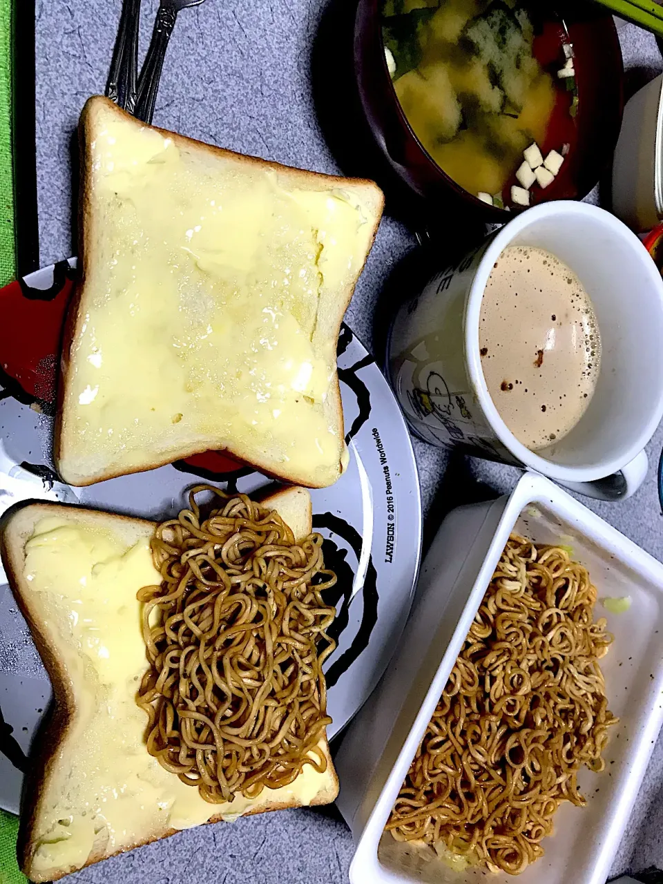 ペヤングで焼きそばパン #夕飯  食パン、ペヤング、豆腐ワカメ味噌汁、カフェオレ、マーマレード、バニラクリーム、マヨ|ms903さん