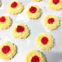 Snapdishの料理写真:Butter cookies jem strawberry 🍓 
Bau dia harum giler 
Gerenti gempak klu raya nie setiap umh beli cookies keknis|Nasi Lemak Oishiさん