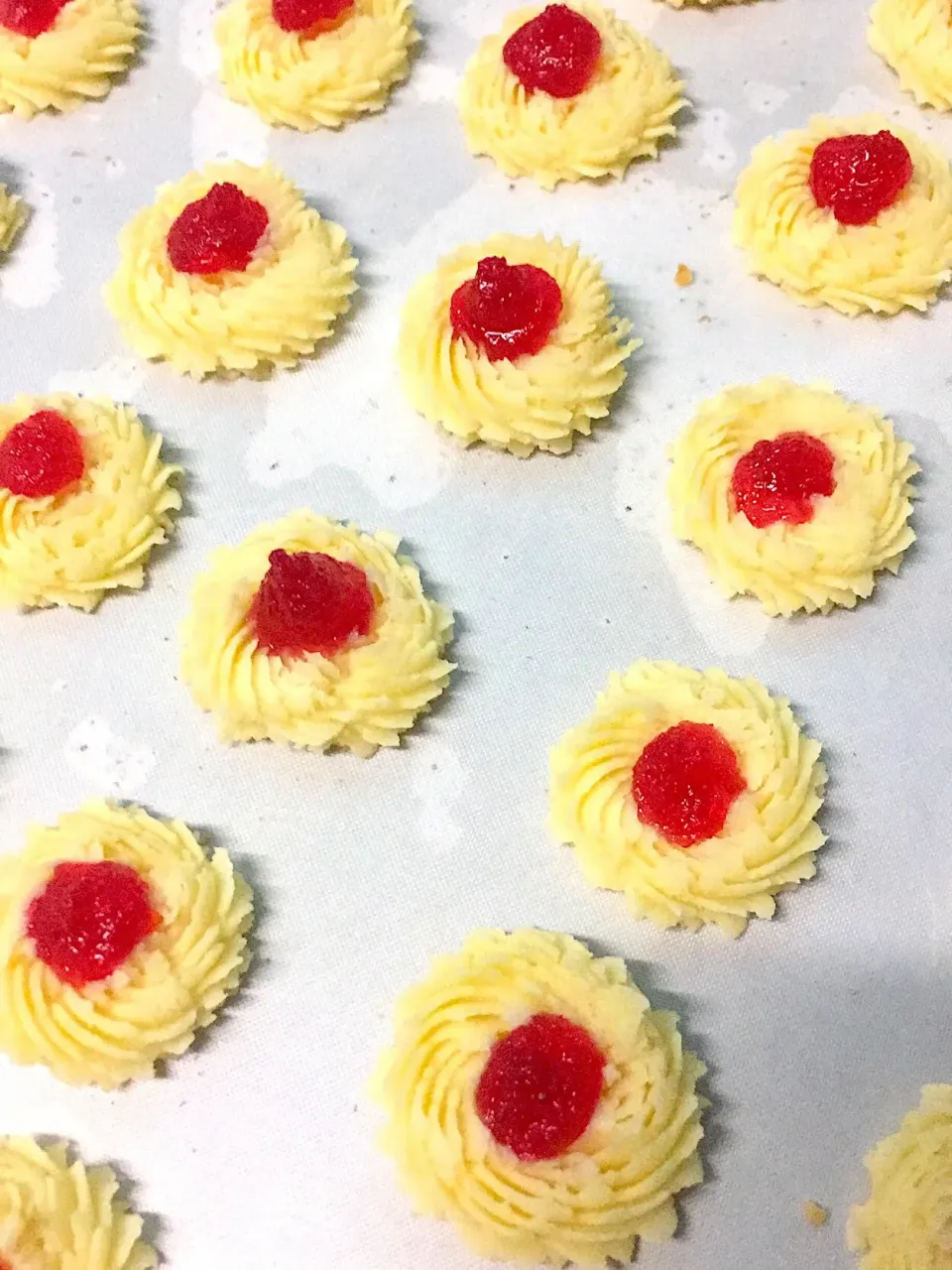 Butter cookies jem strawberry 🍓 
Bau dia harum giler 
Gerenti gempak klu raya nie setiap umh beli cookies keknis|Nasi Lemak Oishiさん