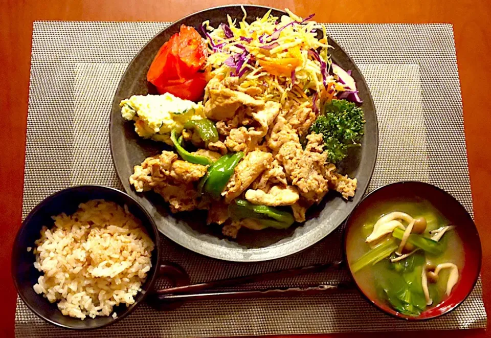 Today's Dinner🍴豚の生姜焼きw/ｷｬﾍﾞﾂの千切りｻﾗﾀﾞ,ﾎﾟﾃﾄｻﾗﾀﾞ,ﾄﾏﾄ･もち麦飯･しめじと小松菜のお味噌汁|🌈Ami🍻さん