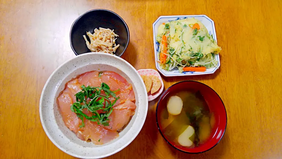 ３月１０日　まぐろの漬け丼　えのきの梅おかか和え　山芋のわさび醤油着け　水菜のチヂミ　お味噌汁|いもこ。さん