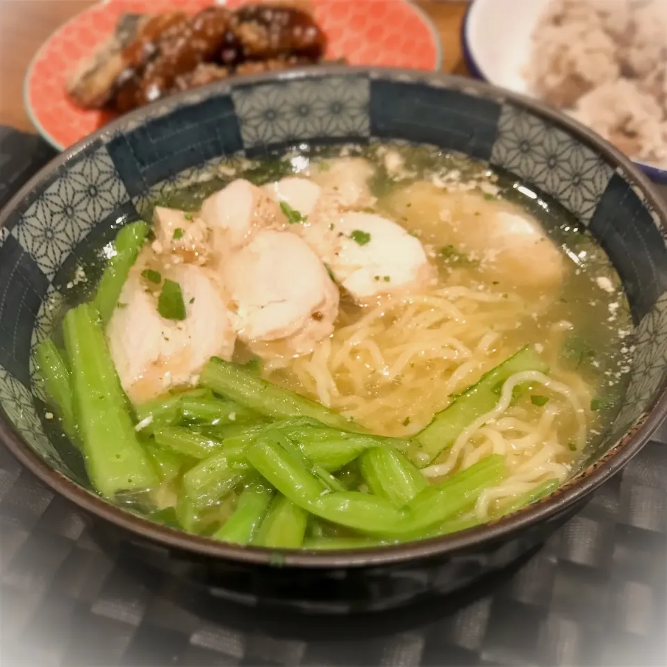 Snapdishの料理写真:めるぼさんの料理 noeちゃんの出汁とめるぼの出汁合体作!!!
【クレソルチキンラーメン】🍲💕❤️

ルッコラナムルトッピング♪♪|YOさん