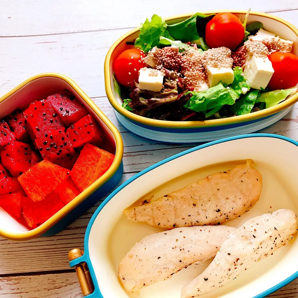 Snapdishの料理写真:お弁当♪鶏むね肉のペッパー焼き・サラダ・フルーツ|キノコ🍄さん