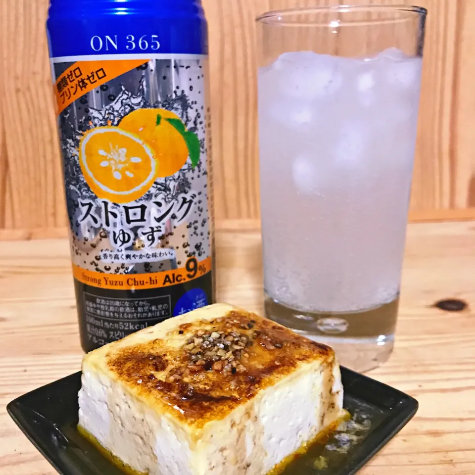 Snapdishの料理写真:今宵の一酒一肴『ストロングゆず』と『豆腐の醤油バター炙り』|ち〜おんさん