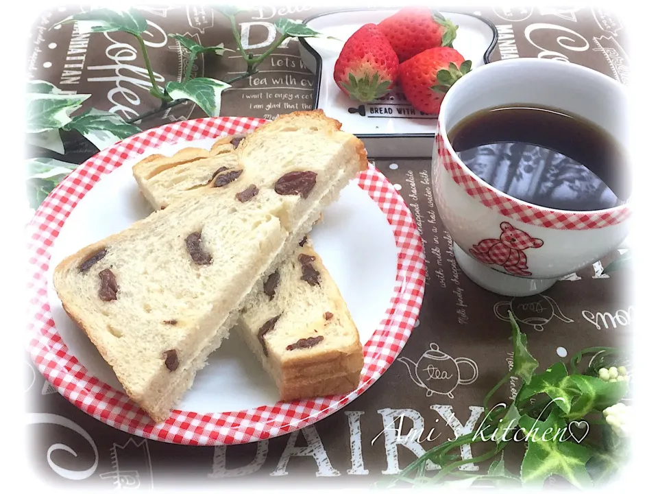 あみさんの料理 レーズンたっぷり黒糖レーズン食パン🍇|あみさん