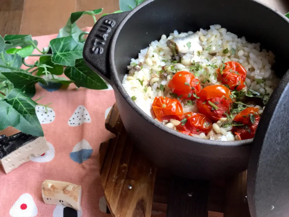 Snapdishの料理写真:鯖缶とトマトの洋風炊き込みご飯ϵ( 'Θ' )϶|yu.uyさん