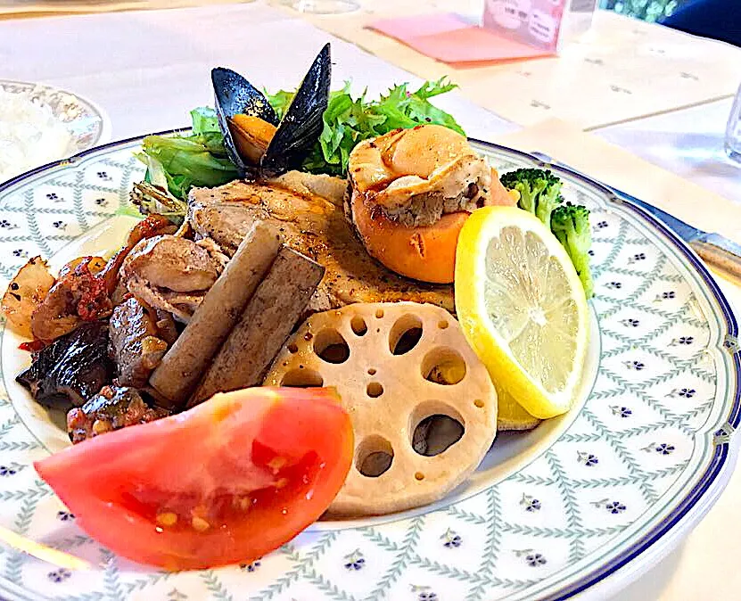 昼ごはん  冬野菜と魚介とチキンのホットサラダ、ピリ辛ソース|砂雪さん