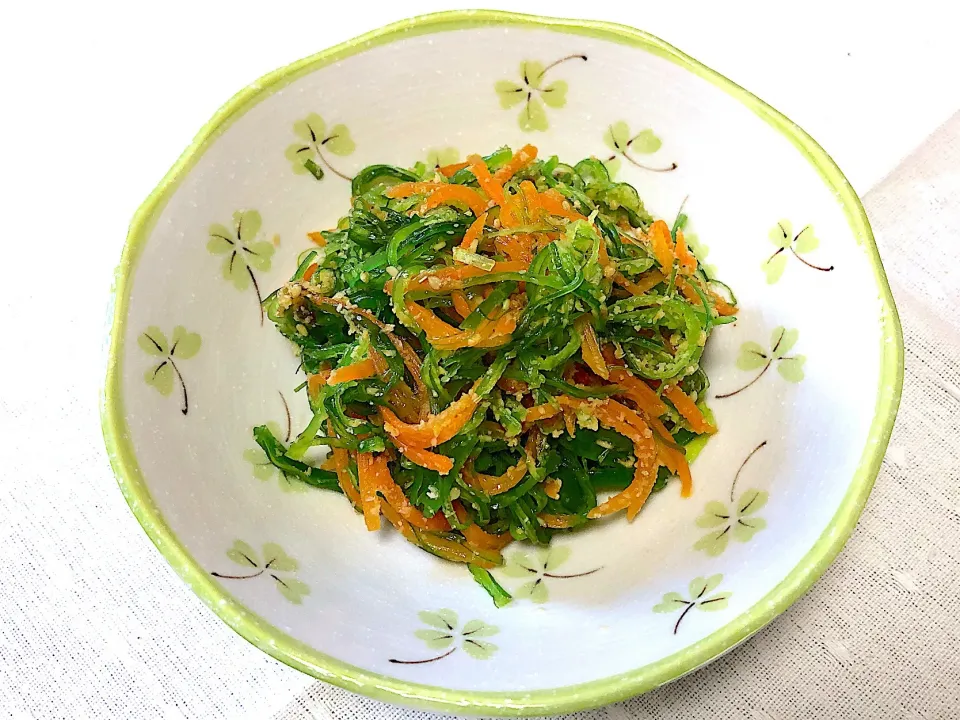 Snapdishの料理写真:Carrot & Seaweed Salad|Lazuk Hkawng Nawさん