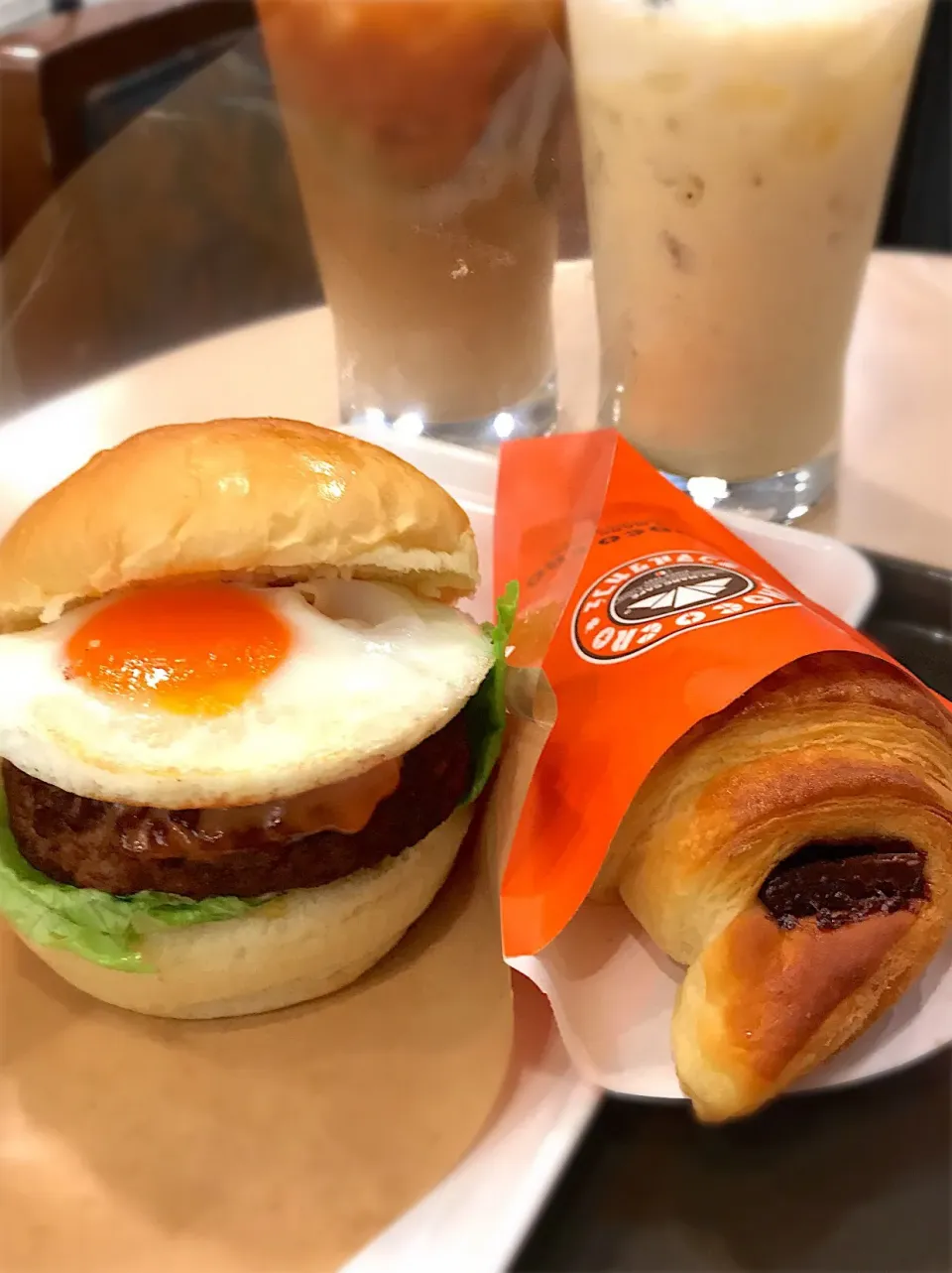 サンマルクカフェにて、大阪ミックスジュース、アイスカフェラテ、🍔、🥐、|ナナさん