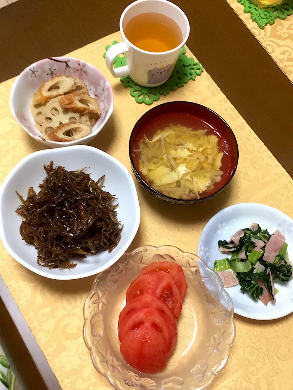 チンゲン菜とベーコンの炒め物♪えのきと卵のスープ♪トマト♪イカナゴのくぎ煮♪れんこんとちくわのごま炒め♪(昨夜の残り)冷奴♪(写ってないけど)|ちぃさん