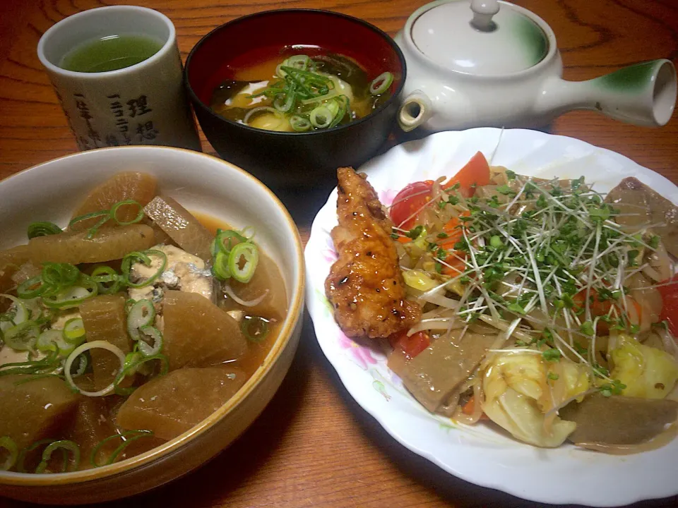 Snapdishの料理写真:今日の実家での男飯(*･ω･)
大根と鯖缶の煮物&黒はんぺんオイスターソース野菜炒め&じゃがいもと玉ねぎとワカメの味噌汁...♪*ﾟ|ひーちゃんさん