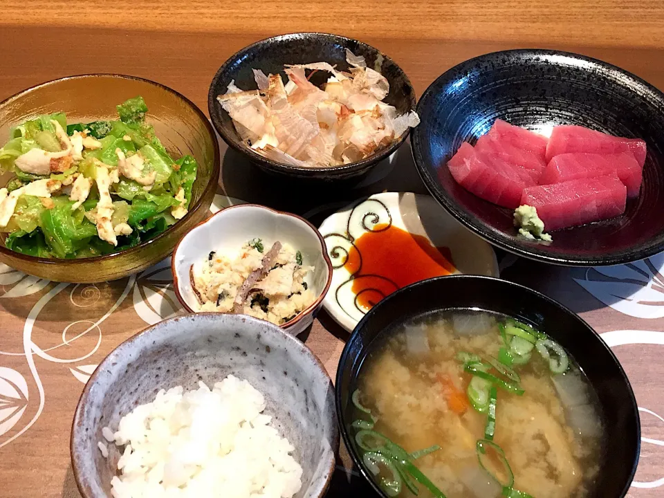 晩御飯
マグロ刺身、春キャベツと鶏胸肉の胡麻油和え、山芋かつをぶしかけ、白米、具沢山味噌汁|かよちゃんさん