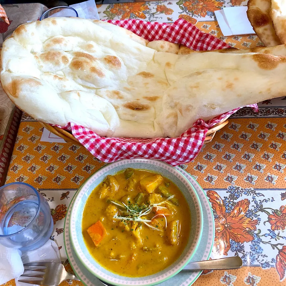 巨大なナンとチキンカレー|Noriyuki Saitoさん