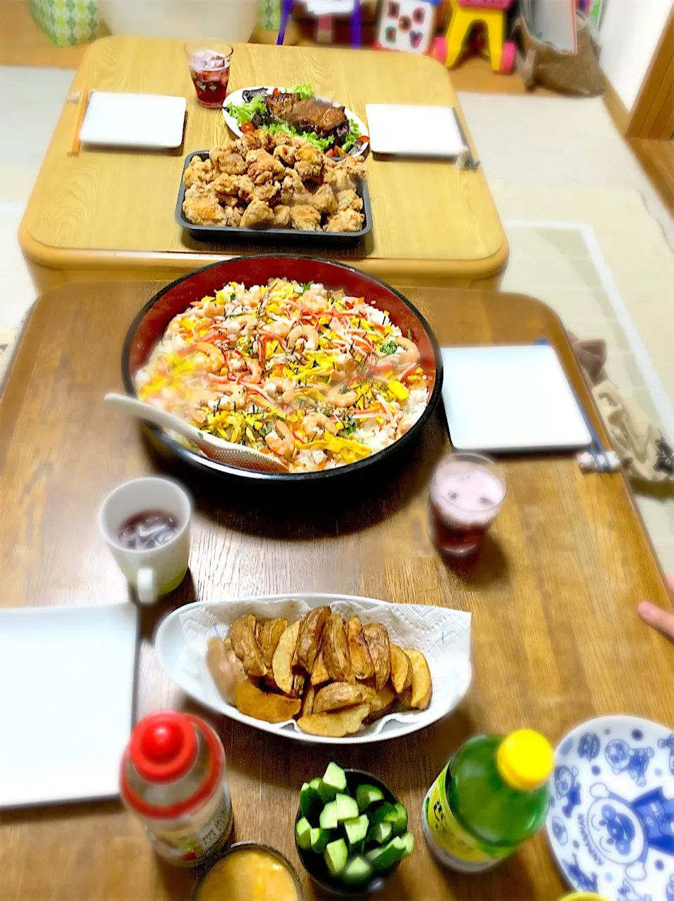 スモークチキンサラダ・ちらし寿司・唐揚げ・胡瓜の味噌マヨディップ・かきたま汁・ご飯|ちびろ菌さん