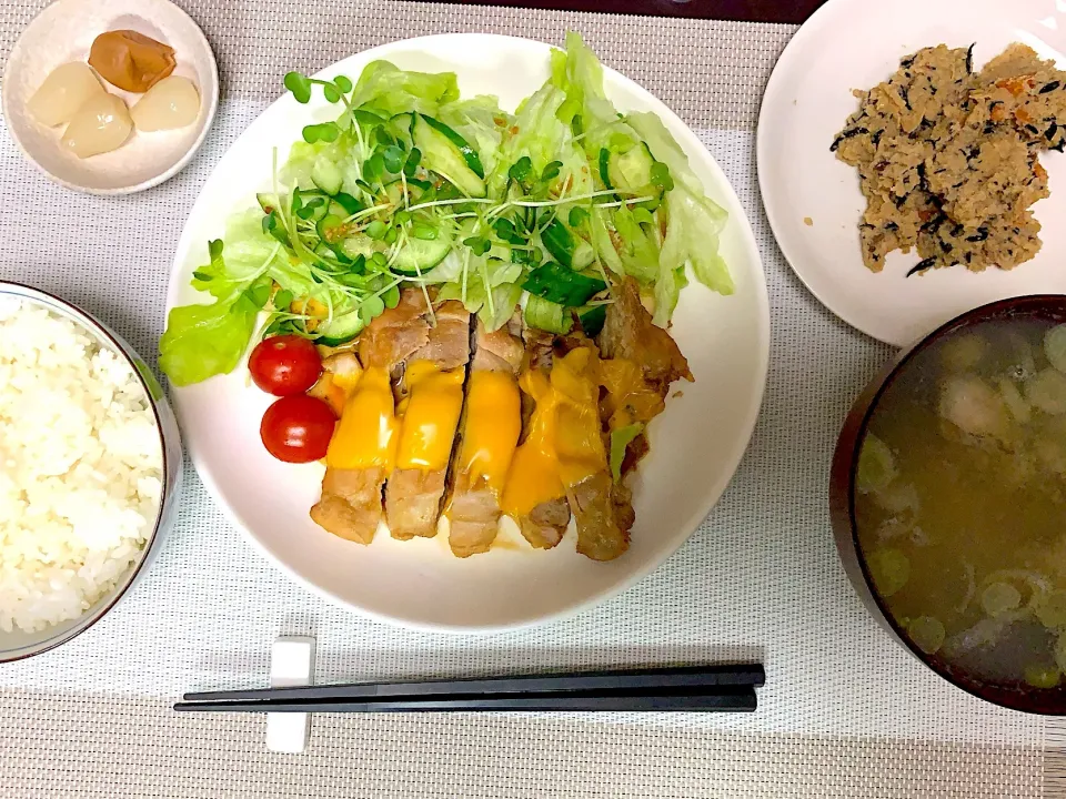 Snapdishの料理写真:チキンの照りチーズ焼き、牡蠣のお味噌汁等々|ミルクさん