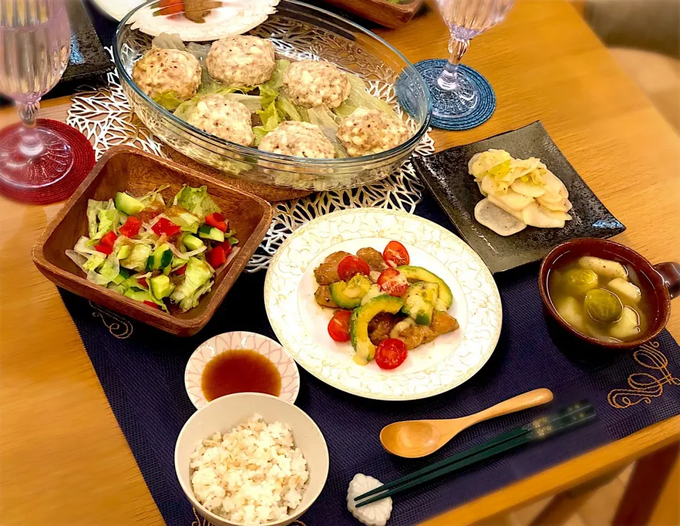 鶏肉 アボガド 照り焼き マヨソース
かぶ ごま油炒め
豆腐 鶏そぼろ 団子
芽キャベツ じゃがいも スープ
サラダ|nana 🍅さん