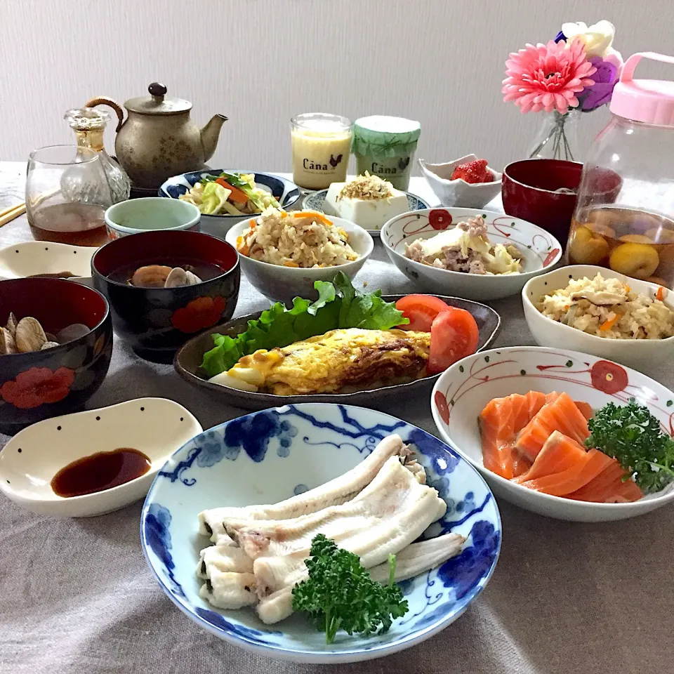 穴子の白焼き、サーモンの刺身、白菜と豚コマのあっさり煮、炊き込みご飯、あさりの味噌汁|ゆかりさん