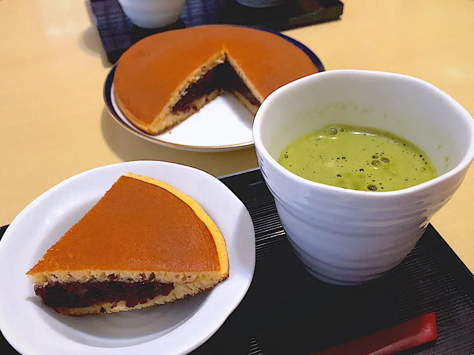 Snapdishの料理写真:3/19  #おやつ
•ジャンボどら焼き  •抹茶ラテ ‥大きなどら焼き、分けっこして‥|おさんどんさん